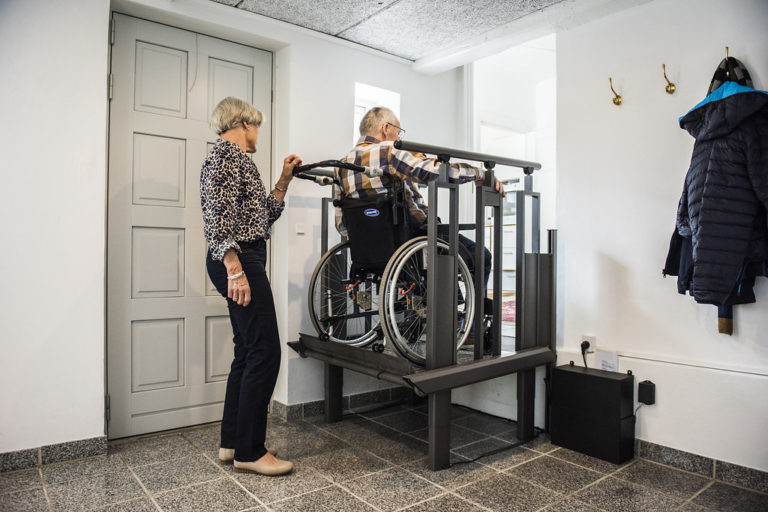 Flex Step acts as ordinary steps and a lift for wheelchair users.